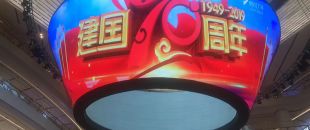 公司花20萬(wàn)裝修的會(huì)議室，竟被客戶吐槽‘像網(wǎng)吧’？高級(jí)感會(huì)議室的屏幕選擇秘訣”